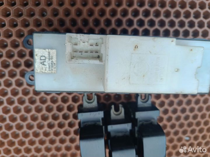 Блок управления стеклоподъемниками Ниссан пресаж