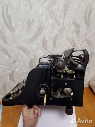 Старинная немецкая пишущая машинка AEG