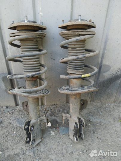 Амортизатор левый Toyota Corolla 150 06-12г