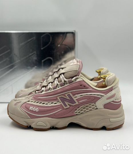 Кроссовки женские 40