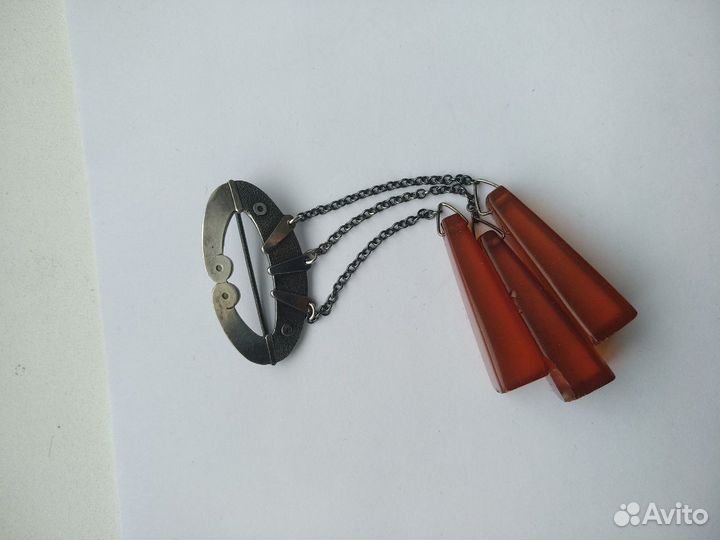 Серебряная брошь янтарь