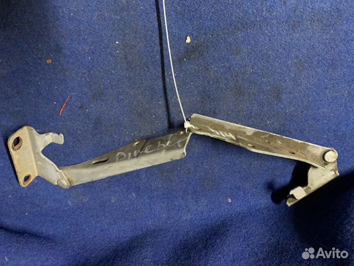 Петля капота Nissan Bluebird HNU14 SR20(DE) 1996