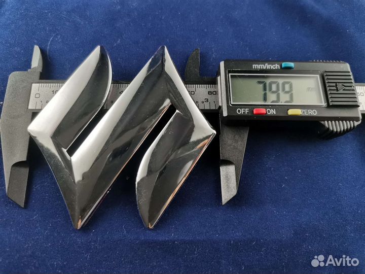 Шильдик логотип эмблема Suzuki Сузуки