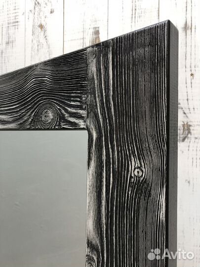 Зеркало в деревянной раме