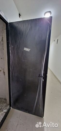 Дверь входная металлическая от застройщика