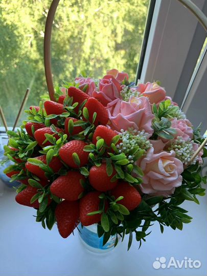 Букет из роз и клубник