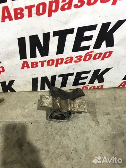 Опора двигателя передняя правая Renault Logan