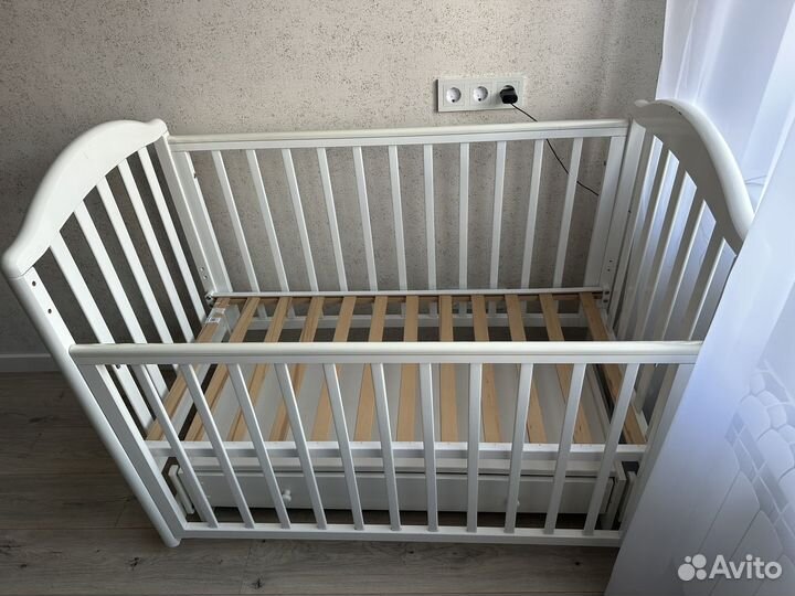 Детская кроватка с поперечным маятником
