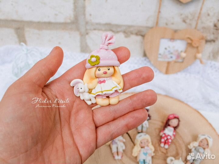 Брошка - зайчик из полимерной глины