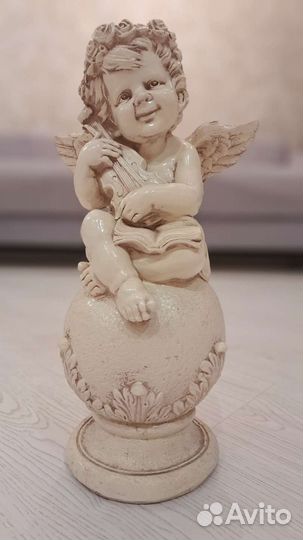 Ангел на шаре