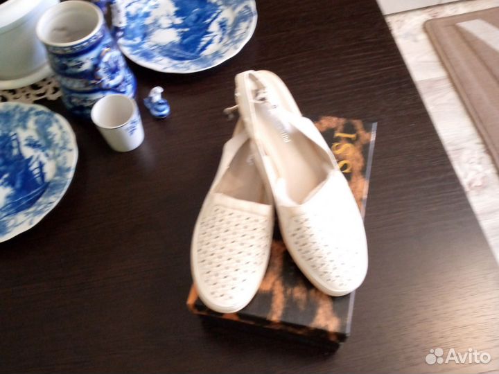 Босоножки со стразами