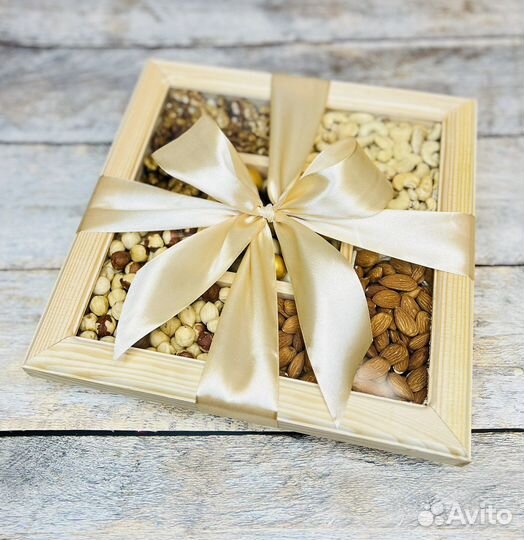 Подарочный набор в ящике-менажница «Любимые орехи»