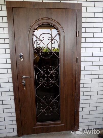 Дверь входная с ковкой