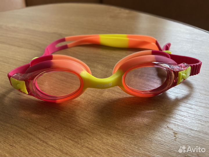 Очки для бассейна и шапочки