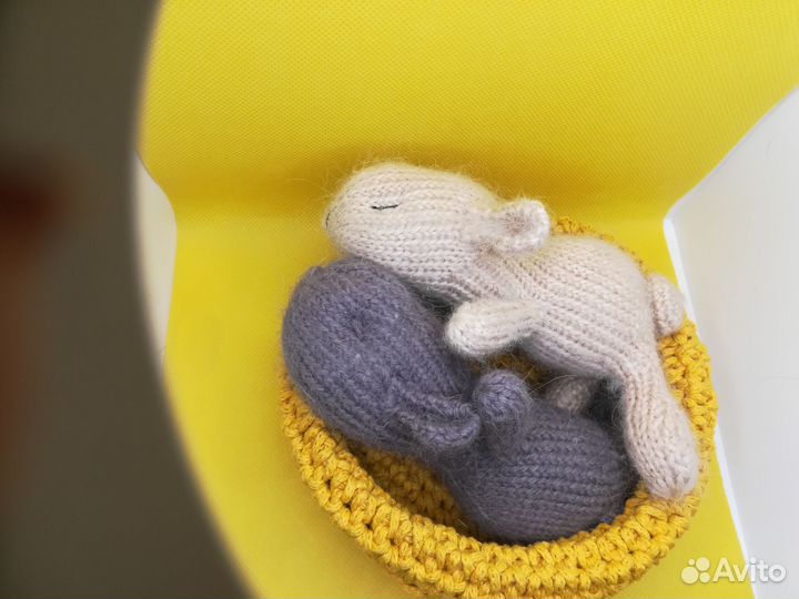 Вязаный спящий зайчонок