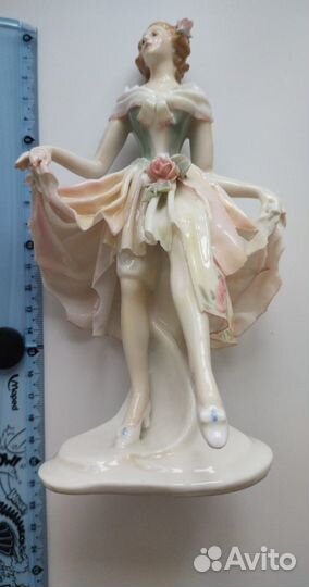 Статуэтка фарфор
