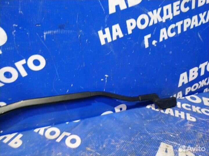 Правый поводок дворника Ваз Лада Веста Кросс седан