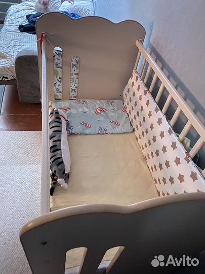 Детская кроватка с маятником