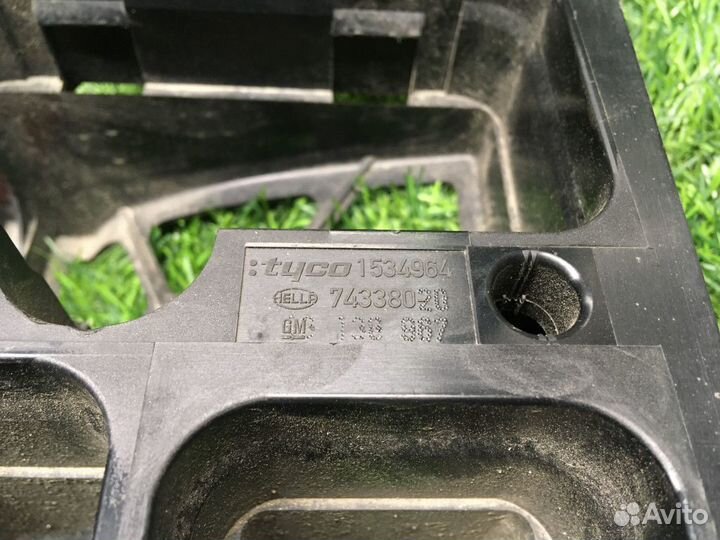 Корпус блока предохранителей Opel Astra H