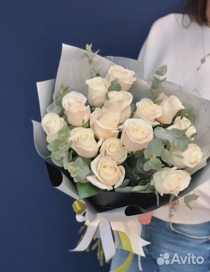 Букет из 15 белых Роз Эквадор в фирменном оформлен