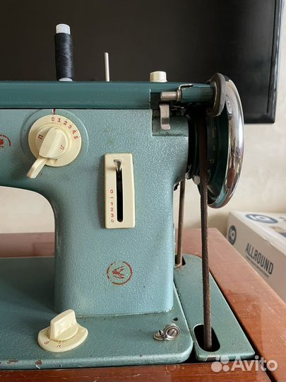Швейная машина Чайка с ножным приводом