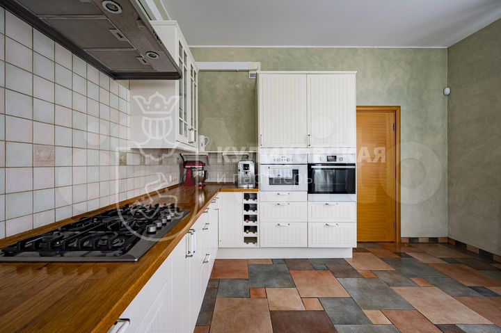 Коттедж 410 м² на участке 20 сот.