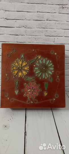 Старинная деревянная шкатулка