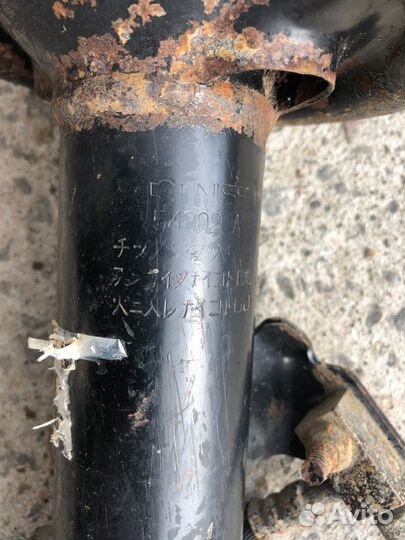 Амортизатор пружина передний правый Nissan Primera