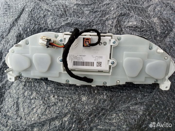 Панель приборов с экраном Пежо-Ситроен