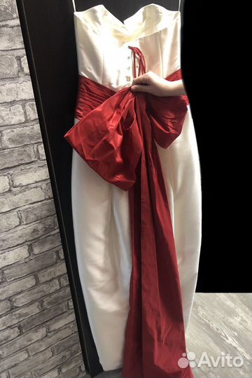 Платье свадебное с красным поясом