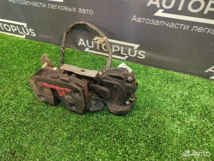 Замок двери задний правый Mazda Premacy 2.0 FS