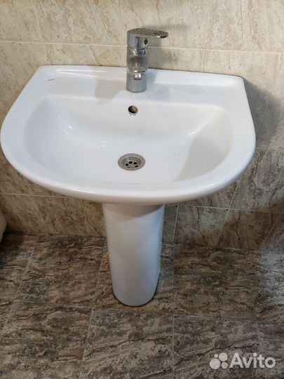 Раковина с тумбой. Без крана
