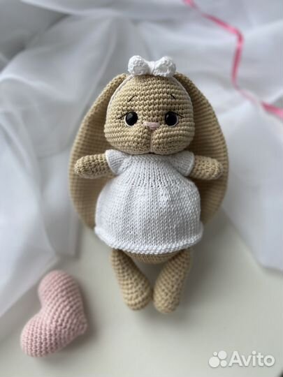 Вязаные игрушки зайка с длинными ушами