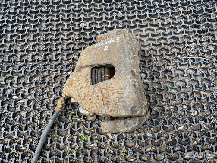 Суппорт передний правый Мазда 5 Mazda 5