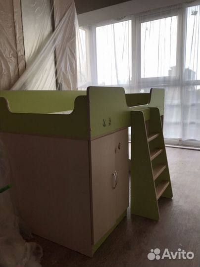 Детская кроватка с комодом и игровой зоной