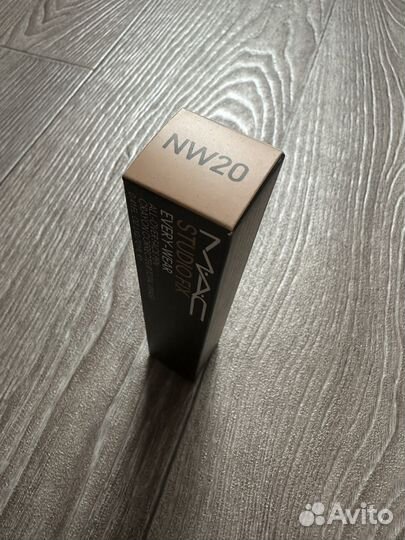 Тональный крем- консилер MAC NW20