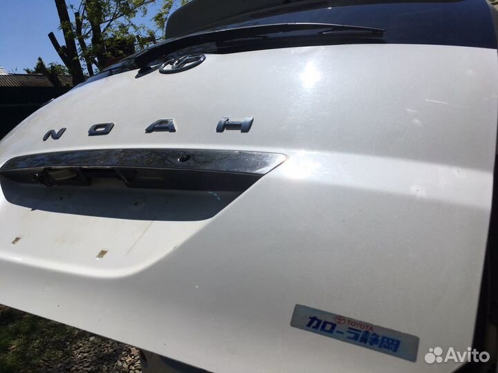 Крышка багажника Toyota Noah 2002, AZR 60 65