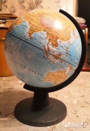 Глобус Земли географический