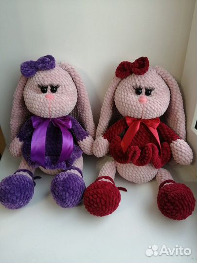 Вязаная зайка из плюшевой пряжи ручной работы