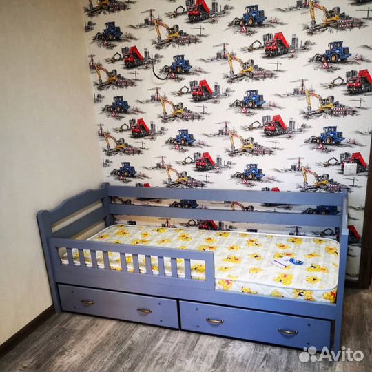 Кровать из массива сосны с бортиком