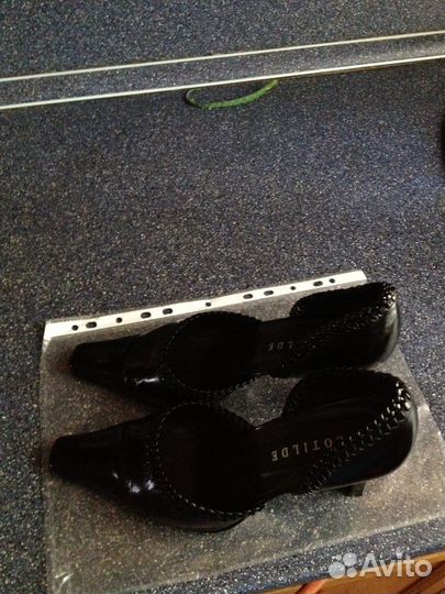 Лаковые открытые с боков туфли