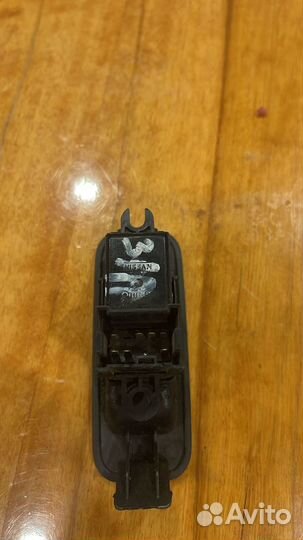 Кнопка стеклоподъемника Nissan Primera (P12)