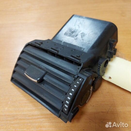 Дефлектор воздушный левый Audi A8 D3 2003-2010