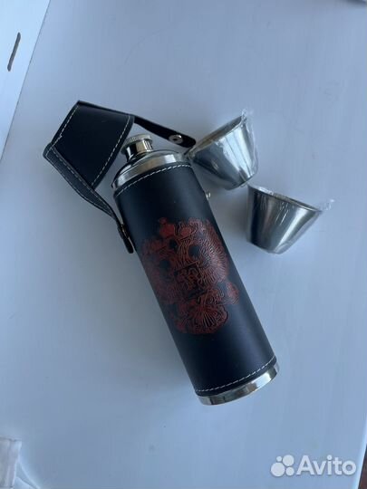 Фляжка новая с гербом и рюмками