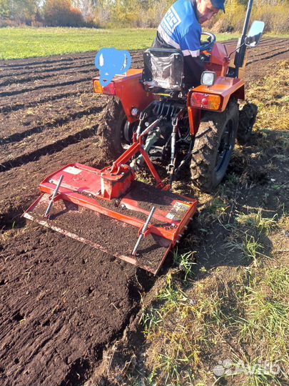 Вспашка земли трактором