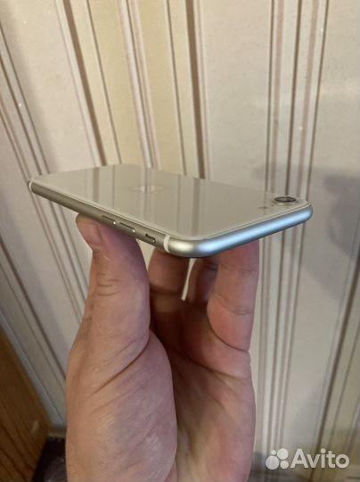 Телефон iPhone se 2020