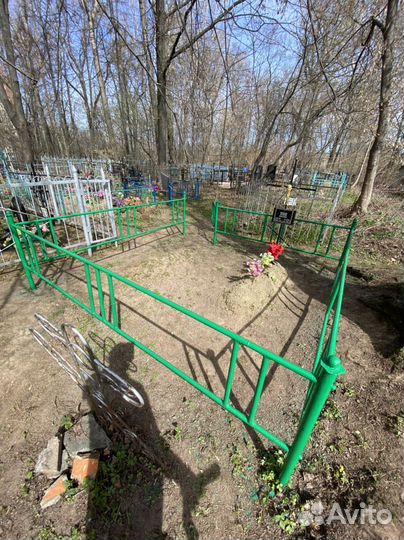 Покраска ограды на кладбище