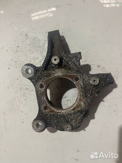 Кулак передний левый Додж гранд караван 2008+