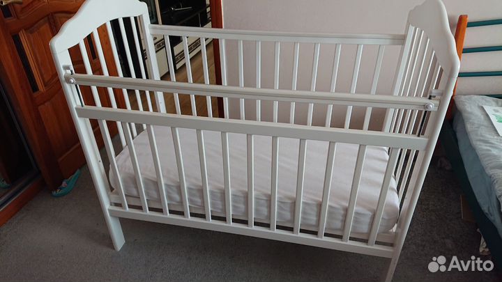 Детская кроватка с универсальным маятником