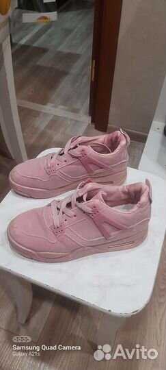 Кроссовки женские